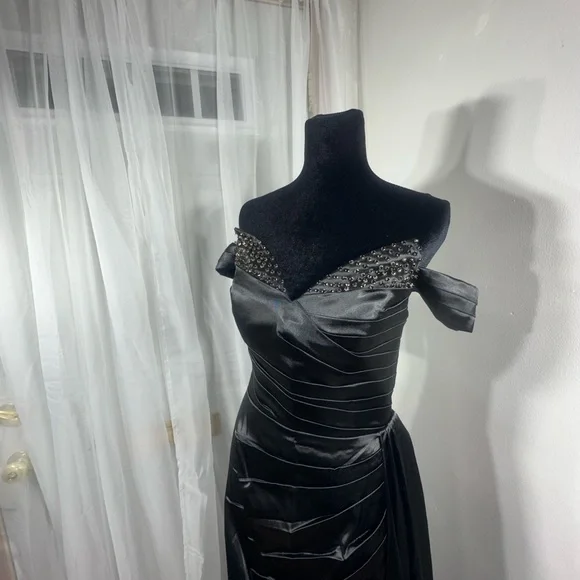 Black off the shoulder Prom Dress - Picture 3 of 9
